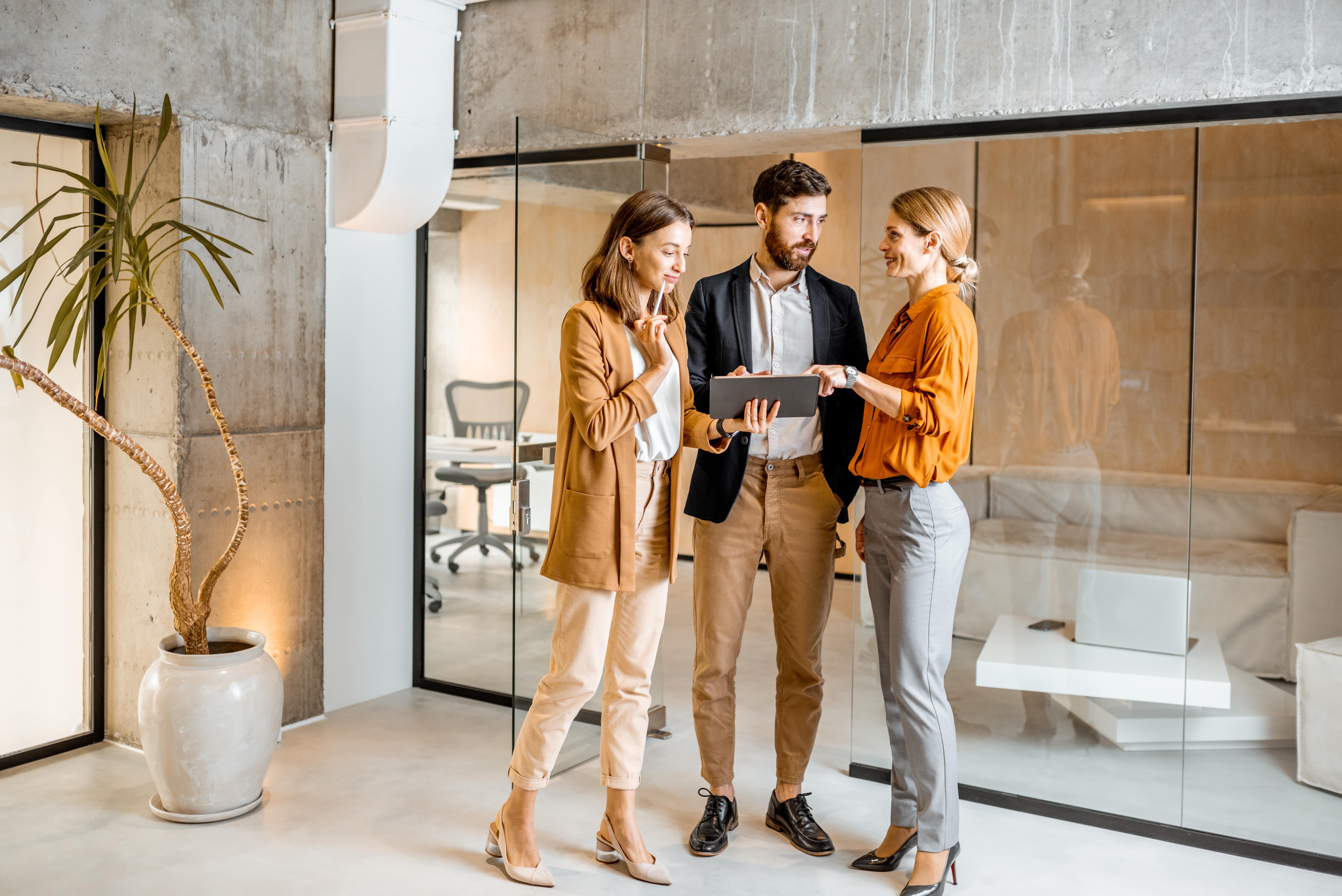 Réunion d’équipe dans un espace de coworking moderne