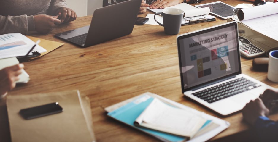 Directeur marketing freelance en réunion avec une PME pour élaborer une stratégie de croissance